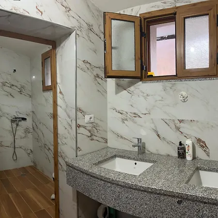 Bujtina Zici 4*