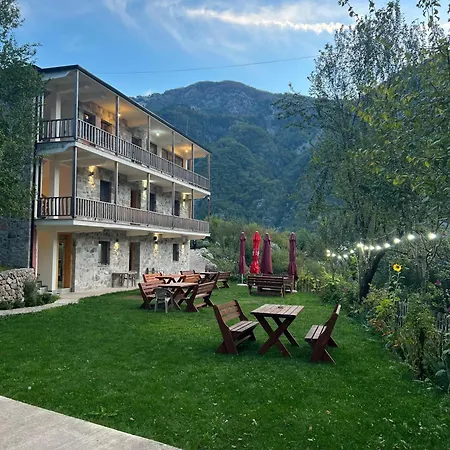 Bujtina Zici 4*