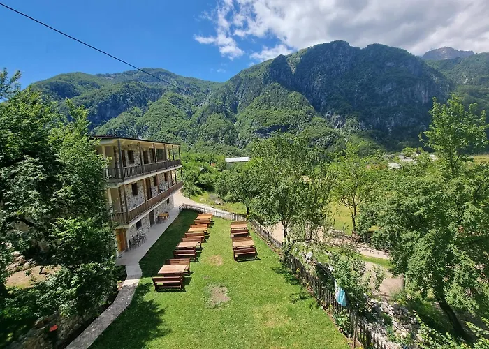 Bujtina Zici 招待所 4*